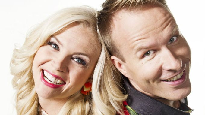 Puoli seitsemän -ohjelmaa juontavat  	Susanna Laine ja
Mikko Kekäläinen.