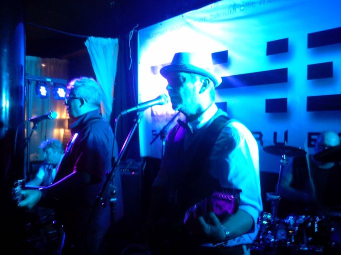 Erkki Huru Band Ankkurin lavalla. Etualalla Erkki Huru ja Jouni Kallankari, taustalla Matti Aho ja rumpujen takana ahertaa Espe Heikkinen.