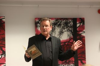 Markku Kokkola julkistamistilaisuudessa esittelemässä runoteostaan.