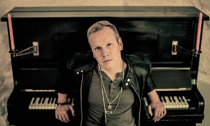 Television suositusta Suomi Love -sarjasta tuttu Osmo Ikonen tuo Swing -yhtyeensä Kalottijazz & bluesiin. Kuva: Ville Juurikkala.