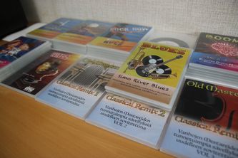 Kuvassa osa Kimmo Laisalmen musiikkituotannosta.
