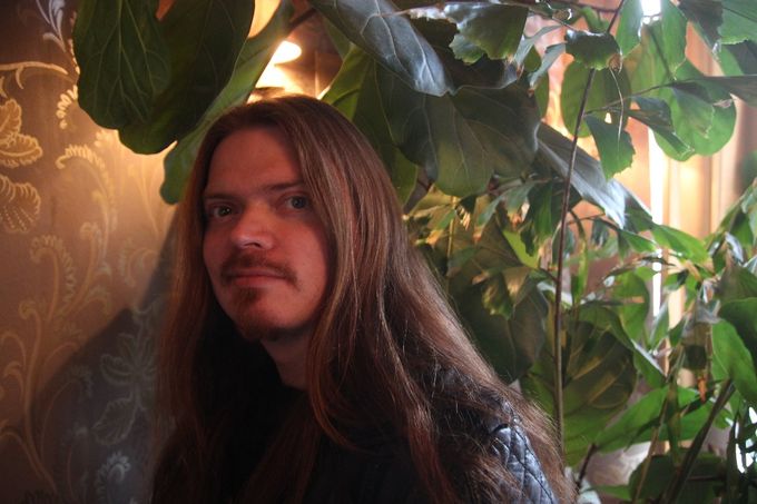 Jon Sebastian Säkkinen ei lauantaina laula korkealta ja kovaa, kuten on totuttu, vaan tunteella, kun mies ottaa haltuun nipun Kirkan tunnetuimpia lauluja.
