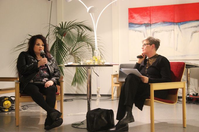 Kirjailija Raija Kokkola haastatteli runoilijaa Punainen maailmanpyörä -teoksen julkistamistilaisuudessa.