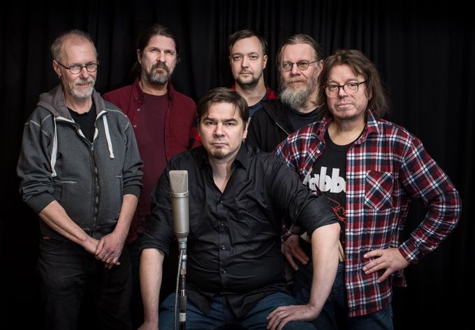 Afterglow soittaa Foxtrotin hotelli Merihovin lavalla kokoonpanolla, jonka muodostavat Markku Raikaslehto (kitara), Arto Perkiö (kitara, huilu), Ville Välkky (laulu, perkussiot), Mikko Rintala (basso, bassopedaalit, kitara, taustalaulut), Matti Adolfsen (Hammond, piano, mellotron, clavinet, taustalaulut) ja Erkki Kari (rummut). Kuva: Antti Hämeenkorpi.