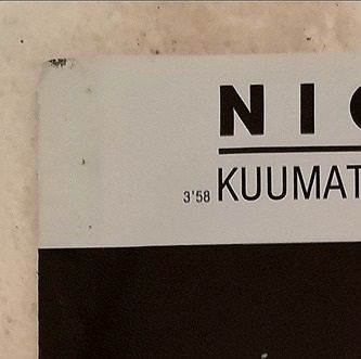 Kuumatkalla -singlen kansikuvan kuvasi Antti Hämeenkorpi.