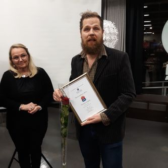 Tuomas Laajoki ja Kulttuuri- ja tiedesäätiö Kemi 2000:n valtuuskunnan puheenjohtaja, yliopettaja Airi Paloste.