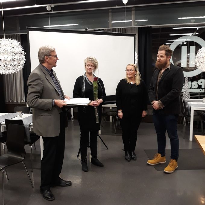 Kemi -palkinnon luovuttivat Tuomas Laajoelle Kulttuuri- ja tiedesäätiö Kemi 2000:n hallituksen puheenjohtaja Heikki Lääkkölä, Kemin kulttuurilautakunnan jäsen Pirkko Pehkonen ja Kulttuuri- ja tiedesäätiö Kemi 2000:n valtuuskunnan puheenjohtaja Airi Paloste.