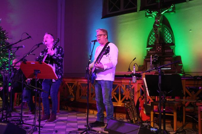 Erkki Huru Band esitti kaksi omaa joululauluaan, Joulu on ihmeellinen ja Paras joulu ikinä.