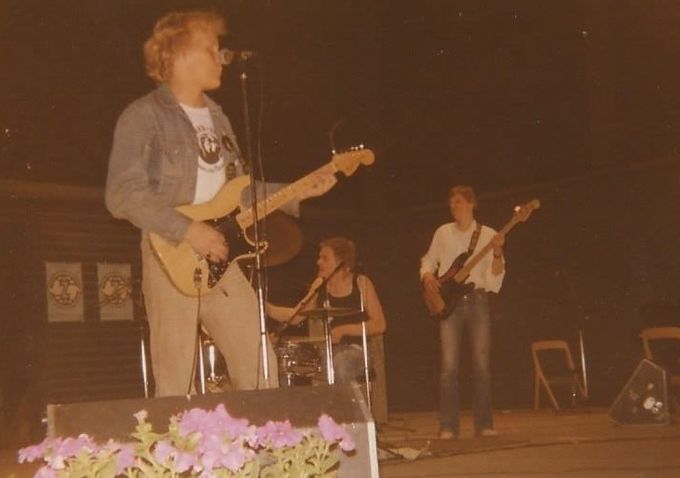 Pelle Miljoonan ja Rokkineuvoksen varhaisversion ensimmäinen kohtaaminen Helsingin Linnanmäellä 3.6.1978. Lavalla siis Pelle Miljoona & NUS. Kuva: Juhani Hiltunen.