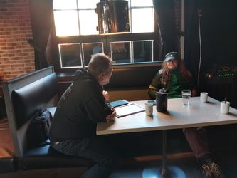 Pelle Miljoona otti rennosti Rokkineuvoksen haastattelussa. Kuva: Pasi Rauta. Klikkaa kuvaa, niin saat sen suuremmaksi.