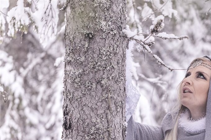 Mahria Siren on uusi artisti Meri-Lapista, joka ponnistaa artistiuralle brittiläisen tuotantotiimin tukemana. Kuva: Jarno Vuorinen.