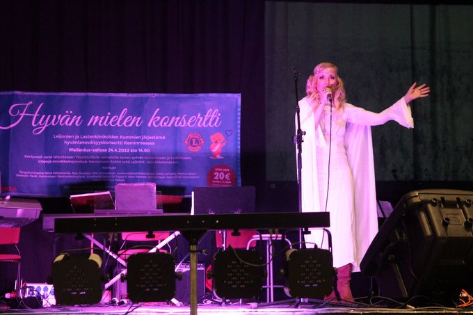 Mahria Siren teki konsertissa ensiesiintymisenä yleisön edessä ja lauloi kaksi brittikaksikon hänelle tekevää hienoa kappaletta.