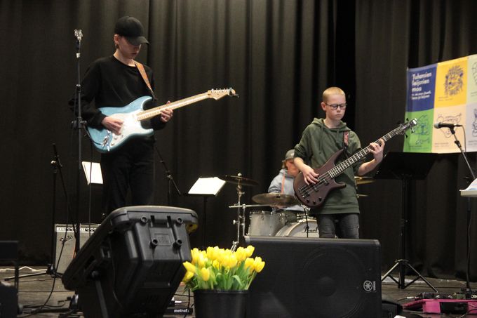 Kemiläinen Vietnam Twist kohosi yleisön suosikiksi Hyvän mielen konsertissa sykähdyttävillä rautalankakappaleillaan.